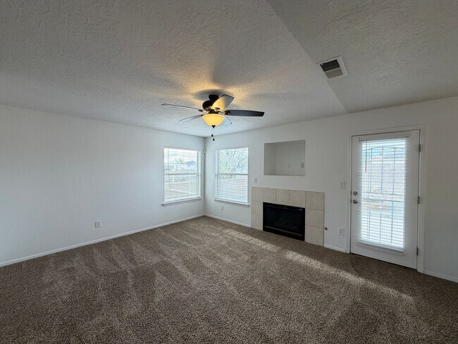 Building Photo - 3 Bedroom Home Available Near Paseo Del Norte Blvd NE & Rainbow Blvd NW!