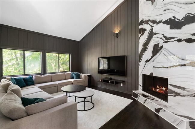 Building Photo - 675 Mountain Dr NE
