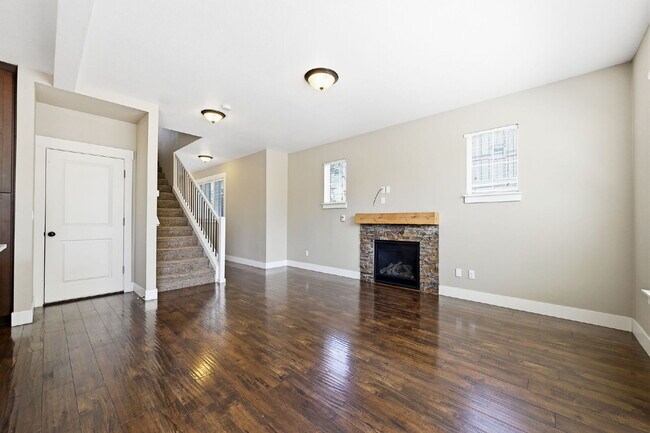 Building Photo - 3 Bed, 2.5 Bath Townhome Centrally Located– Bend, OR