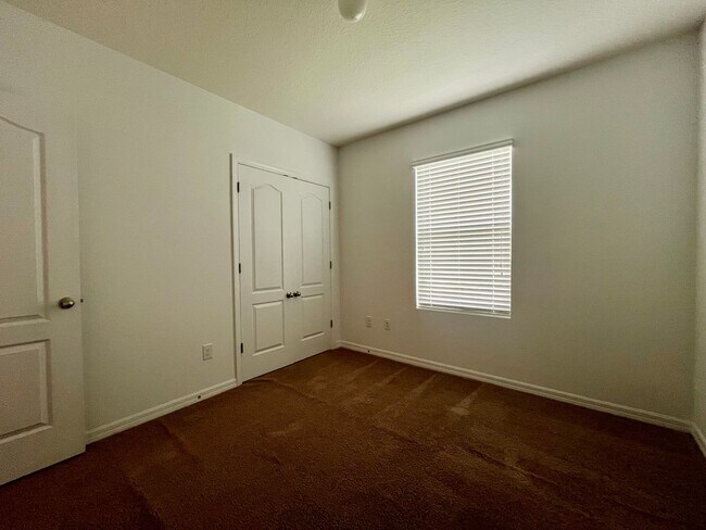 Building Photo - Plant City Townhome!!