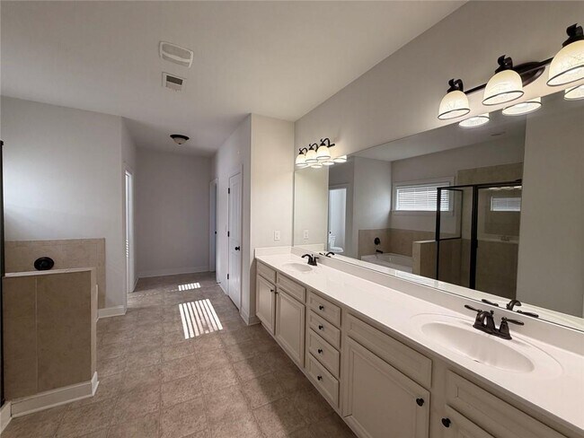 Building Photo - 235 Broadmoor Dr