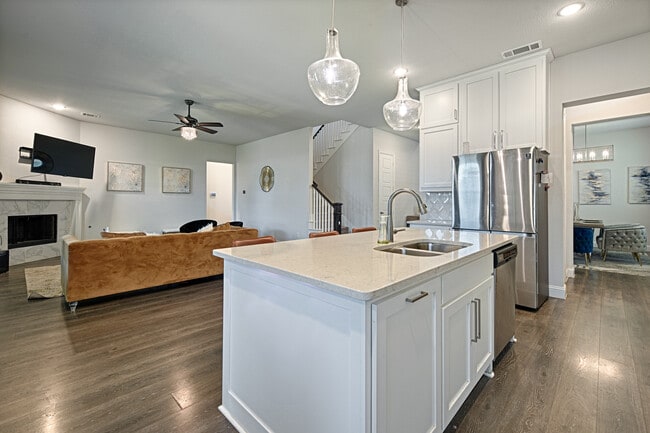Building Photo - 3124 Lakeshore Dr