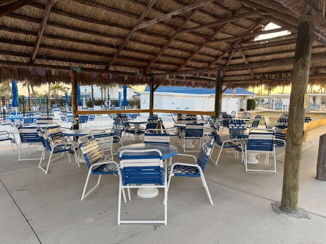 Building Photo - "Charming 2-Bed Furnished Annual Retreat in Venice, FL – Your Cozy Home Awaits!"