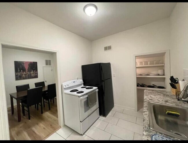 Building Photo - 1205 E English St