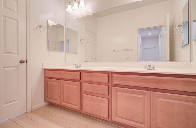 Building Photo - 1106 E Regent Dr