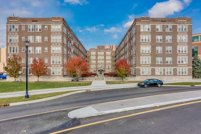 Building Photo - Legacy on Main