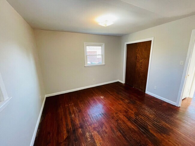 Building Photo - Spacious 3bd /2 ba house