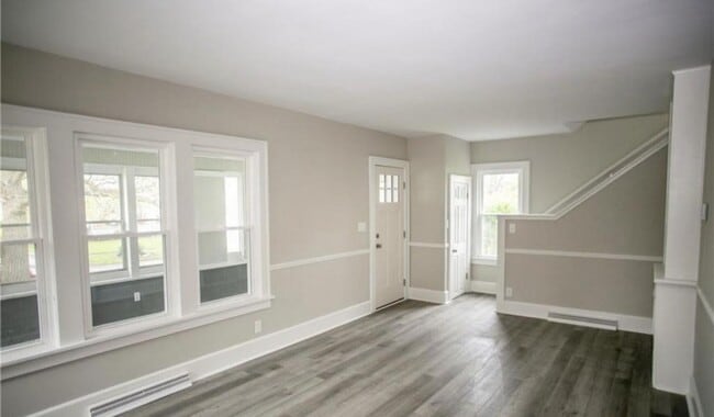 Building Photo - 209 E Hobart Ave