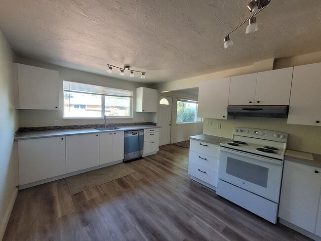 Building Photo - HOO-360-18th