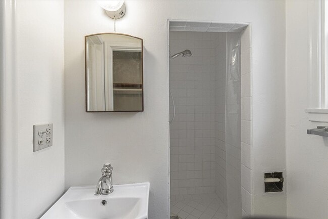 Building Photo - Charming Home in San Jose!