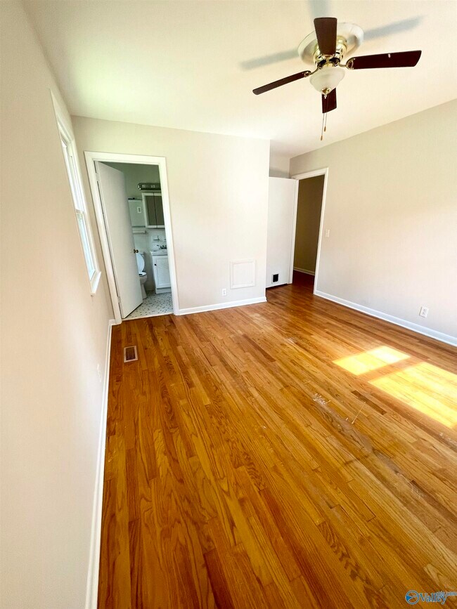 Building Photo - 304 Meadowbrook Dr SE