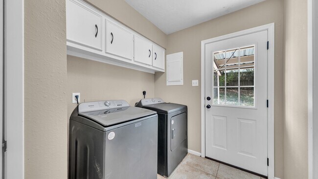 Building Photo - 219 April Waters Dr W