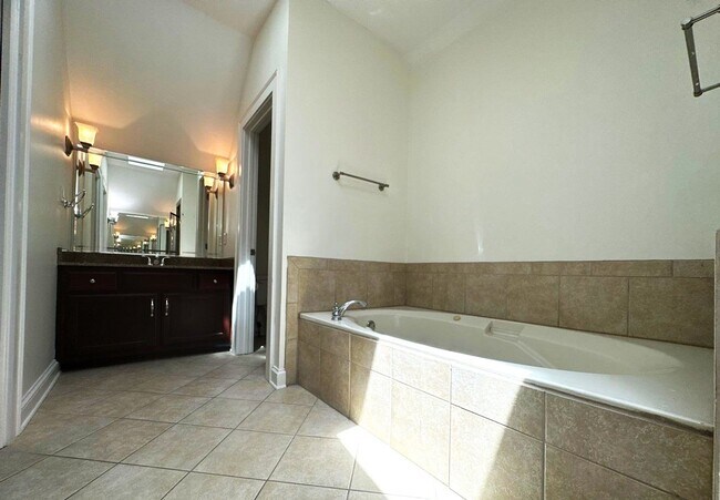 Building Photo - Charming 4 Bedroom Townhouse with 2 Large Suites
