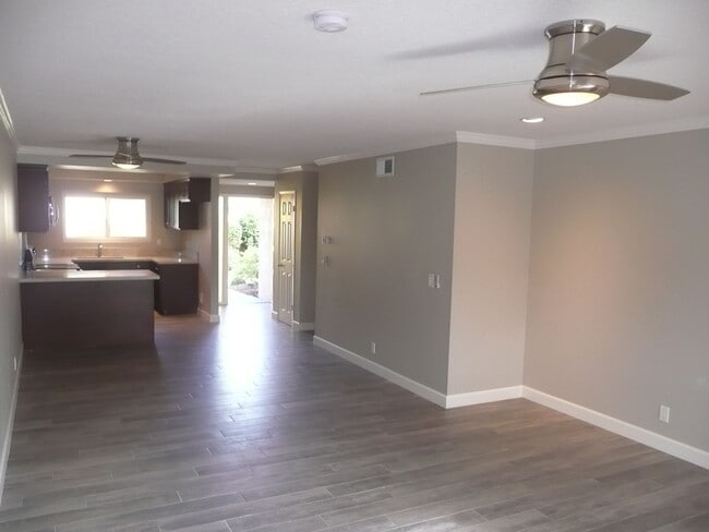Building Photo - Great 2 bed/2bath in Tustin Villas