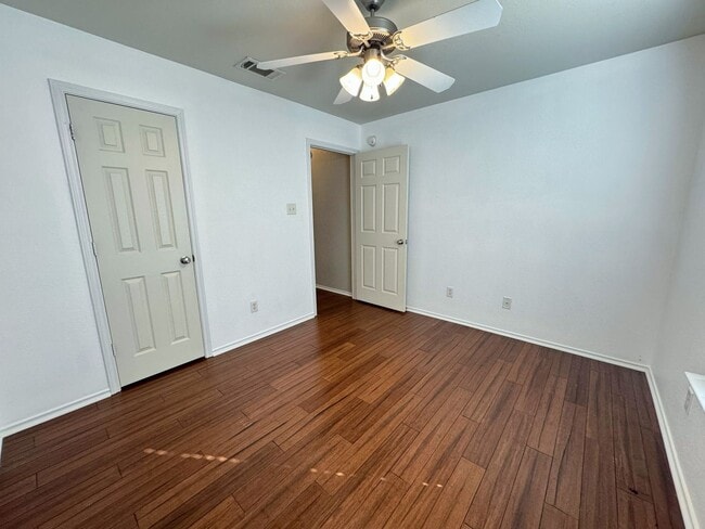 Building Photo - 408 Viola Dr