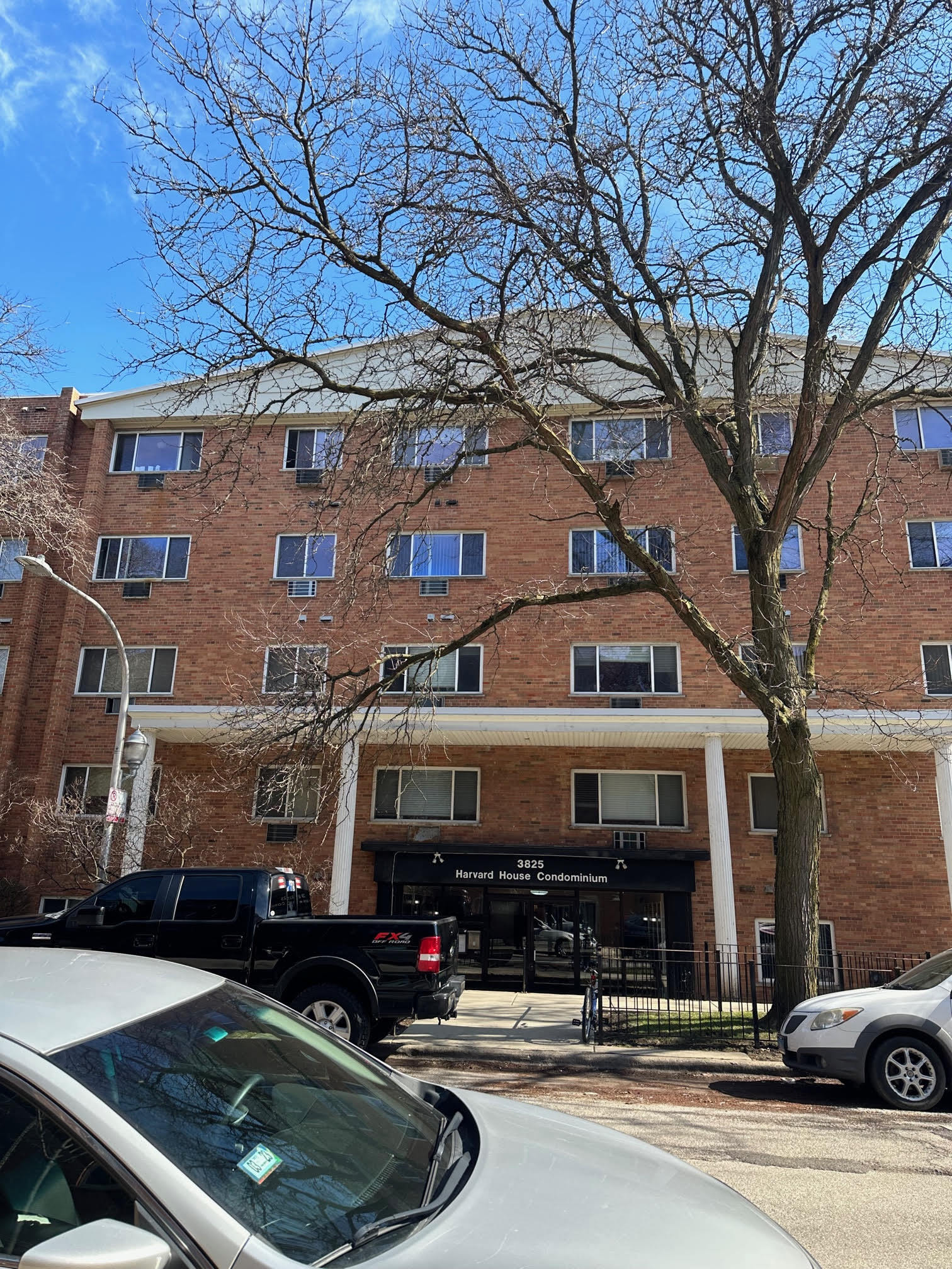 Building Photo - 3825 N Pine Grove Ave
