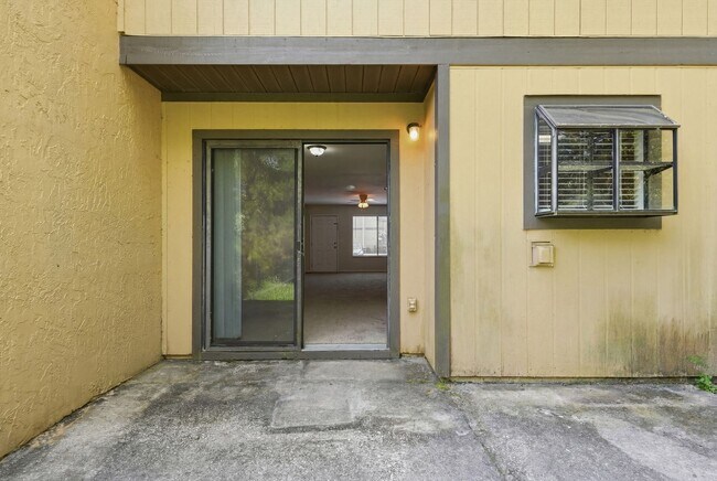 Building Photo - Southfork Oaks Condo