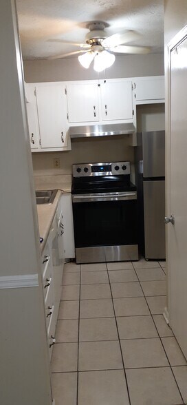 Kitchen - 3024 Spruce Cir