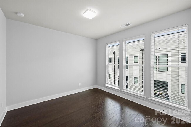 Building Photo - 1555 Duckworth Ave