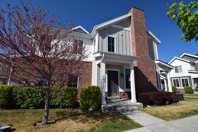 Building Photo - Charming 4 bed Sandy Home, with HOA in Fantastic Location!!!