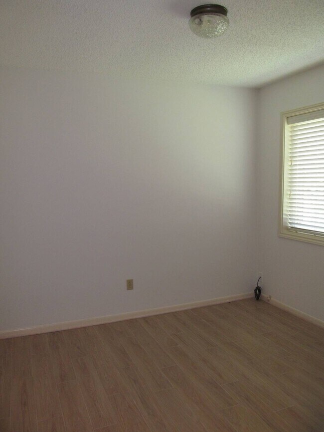 Building Photo - 2118 Hickory Lawn Dr