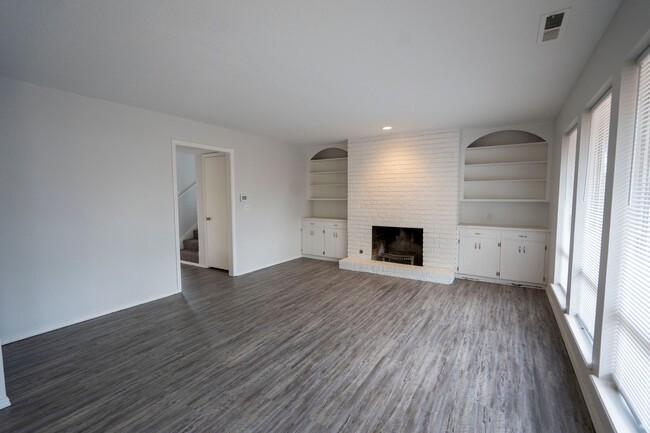 Building Photo - Spacious, Updated & Cute Home Near Lake He...