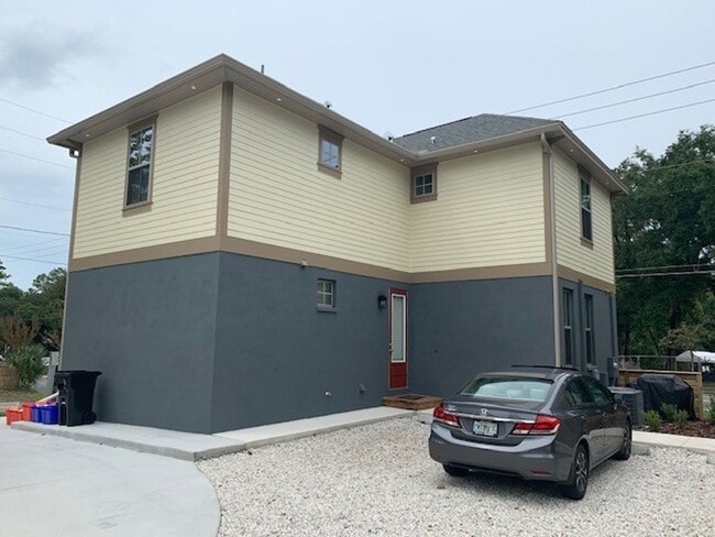 Building Photo - Thelma Lane - Luxury 5 Bedroom, 5 Bathroom House