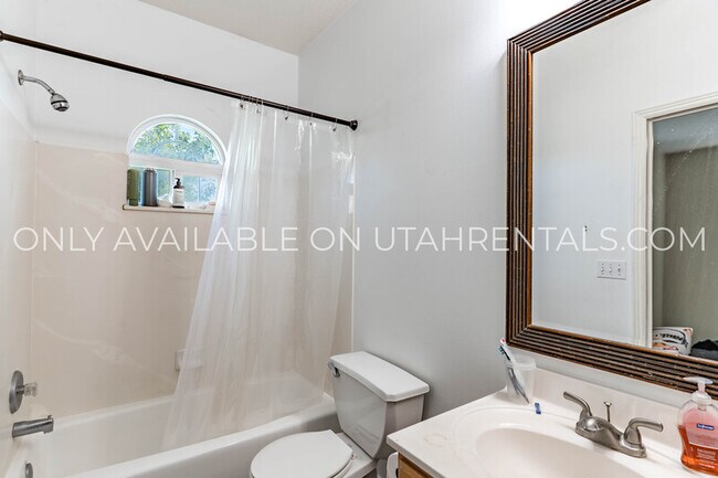 Building Photo - 331 Belmont Pl