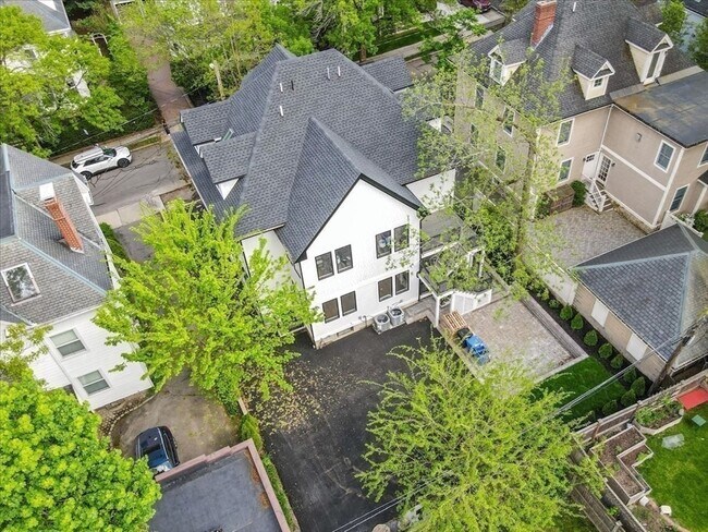 Building Photo - 116 Thorndike St