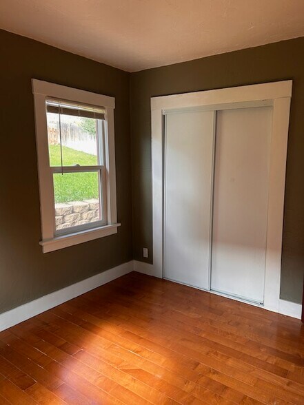 Building Photo - 320 S Rogers St