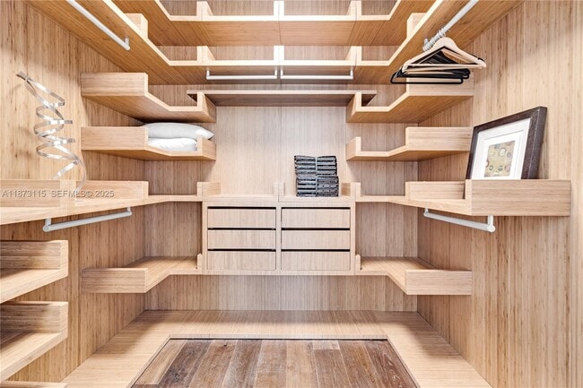 Building Photo - 3009 Pine Tree Dr