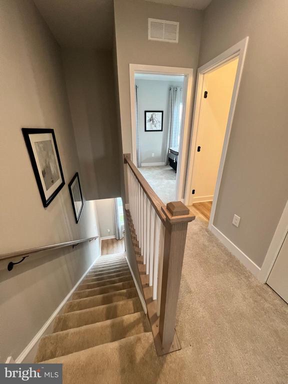 Building Photo - 5 Sidney Ln