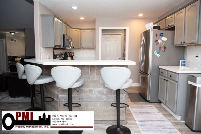 Building Photo - 4 Bedroom and 3 bathroom Fully Furnished