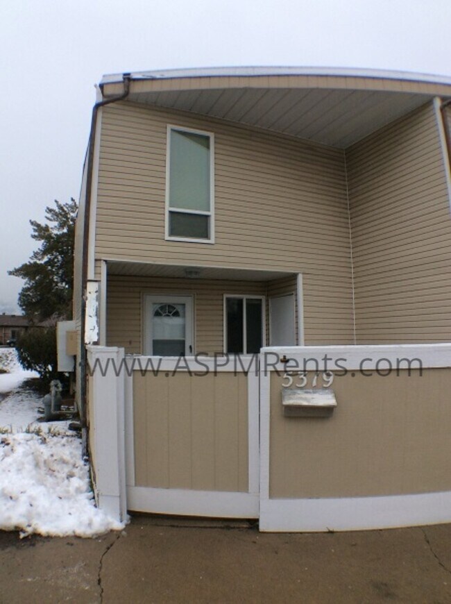 Building Photo - 1 bed, 1 bath, pool