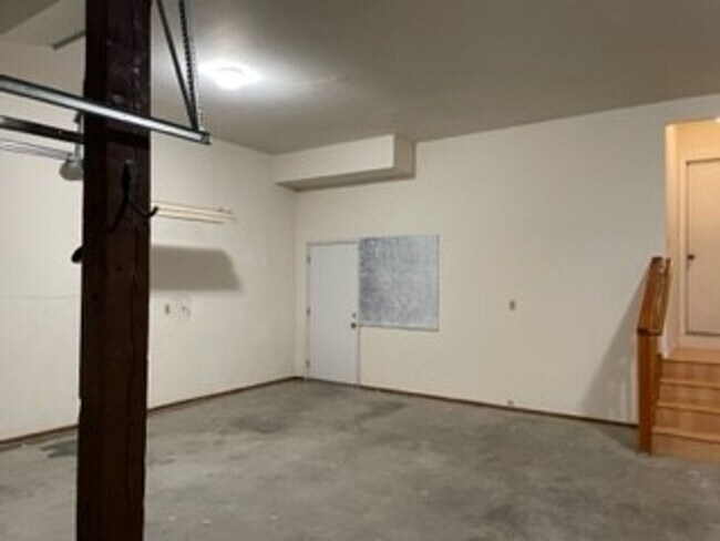 Building Photo - -Spacious 4 Bed 2.5 Bath, House, with Hew Hardwood Floors throughout -
