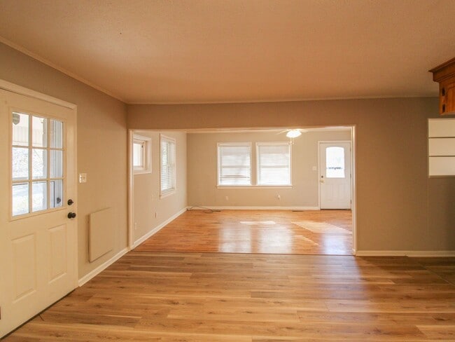 Building Photo - Well maintained brick home in a fantastic location!