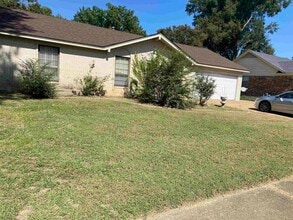 Building Photo - 7060 E Foxhill Dr