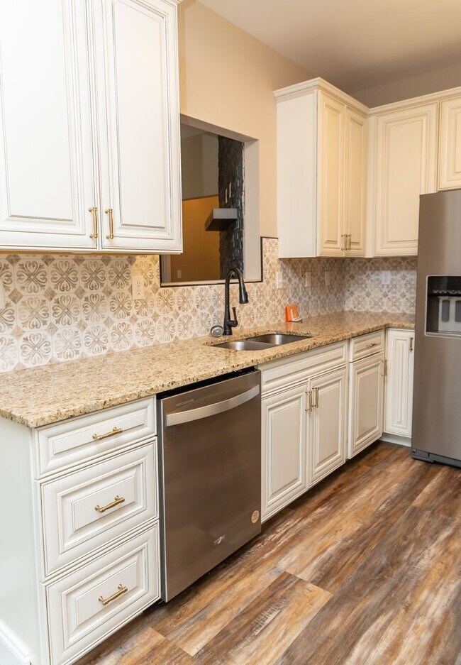 Building Photo - Condo Living 26 Hundred sq Ft!!