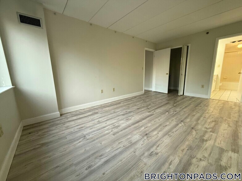 Building Photo - 1933 Commonwealth Ave