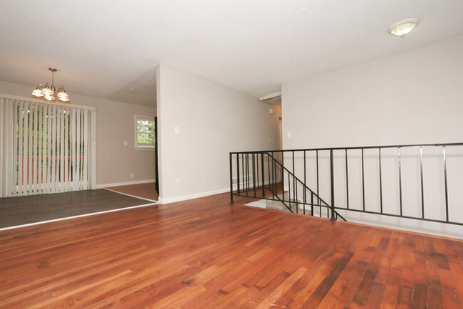 Building Photo - Spacious 4BR 2BA Home!