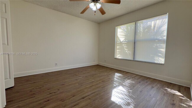 Building Photo - 1455 Lake Crystal Dr