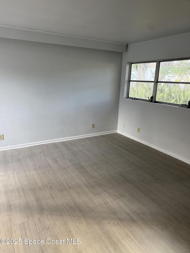 Building Photo - 14 S Hilltop Dr