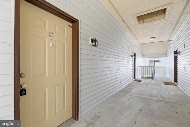 Building Photo - 1647 Carriage House Terrace