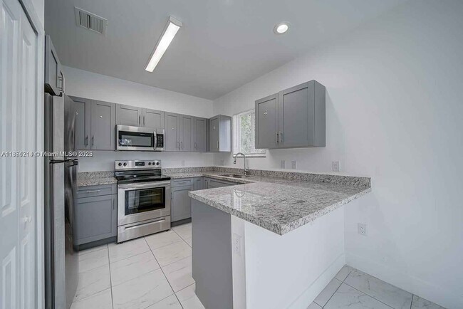 Building Photo - 14750 NE 7th Ave