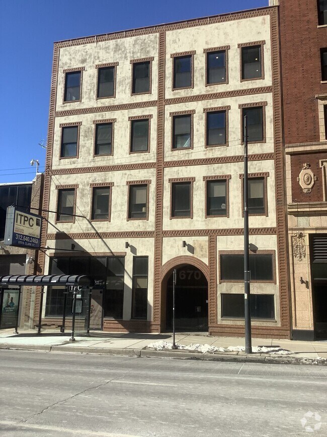 Building Photo - Just Rehabbed Top Floor River North One Be...
