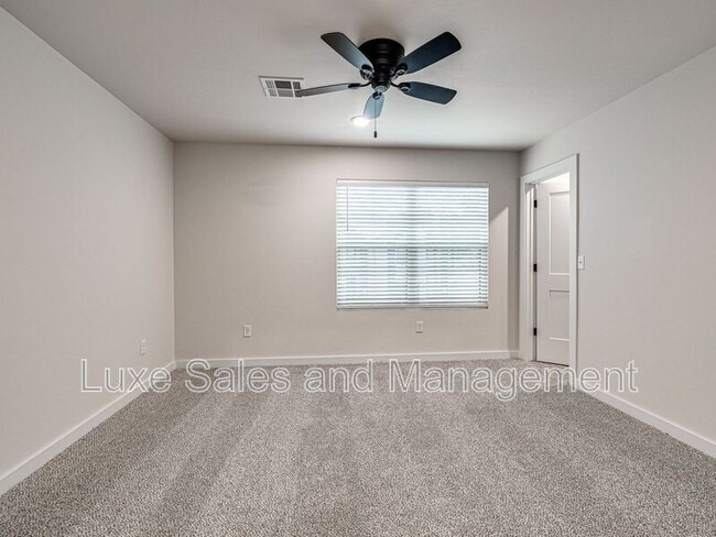 Building Photo - 610 W 2nd St