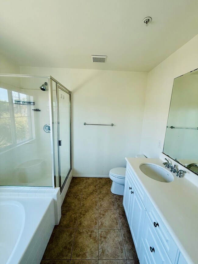 Building Photo - Remodelled 4 Bedroom Townhome for Lease in...
