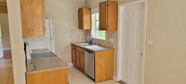 Building Photo - 46 NE 171 St