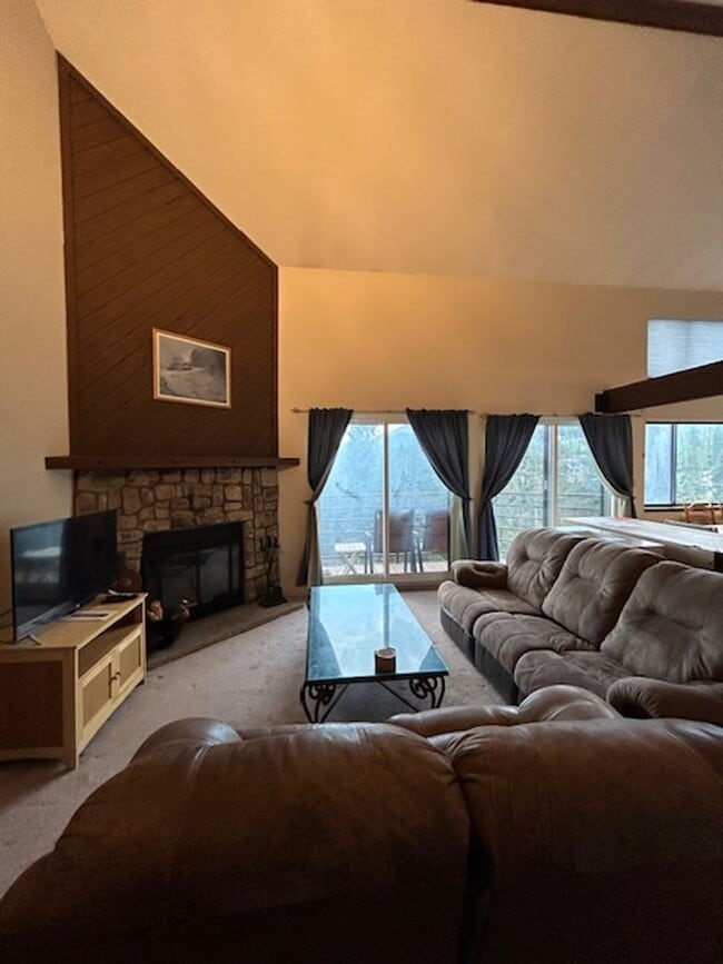 Building Photo - 2 bed plus large loft! All utilities inclu...