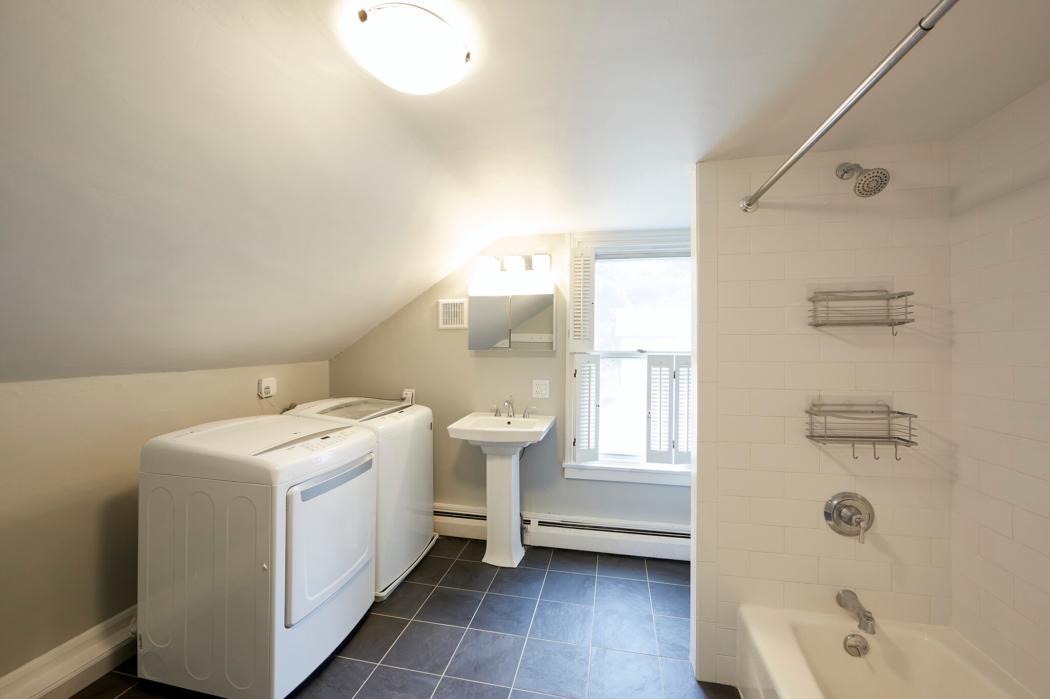 Full Bathroom 2 - 32 Garrett Ave